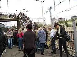 Uitstappers verlaten het perron via de voetgangersbrug