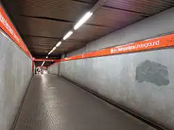 De tunnel tussen de verdeelhal en de perrons langs de spoorlijn