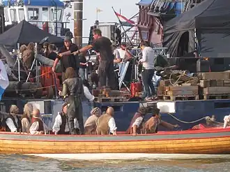 Opnamen van de film Michiel de Ruyter. In het midden met pet Roel Reiné