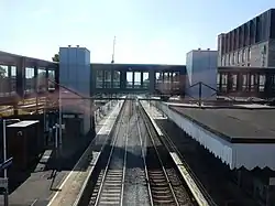 De nieuwe loopbrug met liften.