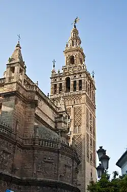 De Giralda met vooraan de kathedraal