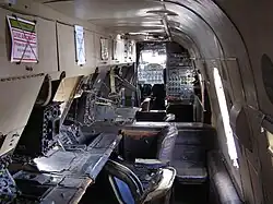 Interieur met cockpit op achtergrond