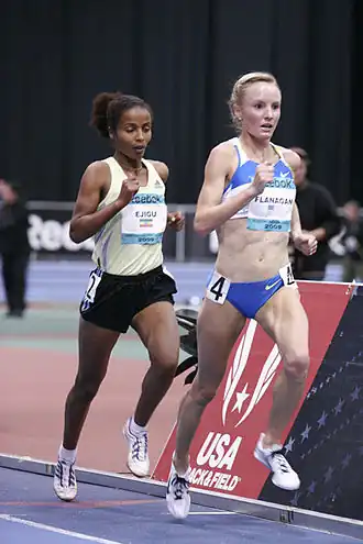 In het kielzog van Shalane Flanagan tijdens de Boston Indoor Games 2009.