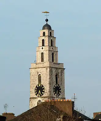 Voorzijde van de bekende klokkentoren van de Sint Annakerk.