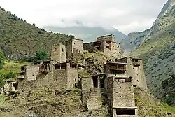 Het versterkte bergdorp Sjatili