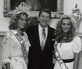 Shawn Weatherly (links), Ronald Reagan en Kim Seelbrede in 1981