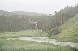 Dezelfde watervallen bij een lage waterstand in de beek