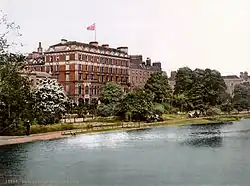 Fotochroomafdruk rond 1900 van het Shelbourne Hotel in het park St. Stephen's Green in de Ierse hoofdstad Dublin