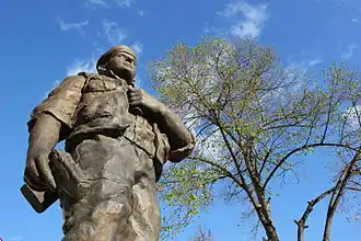 Standbeeld van commandant Shemsi Ahmeti