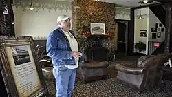 Bob Townsend in de lobby van Sheridan Inn