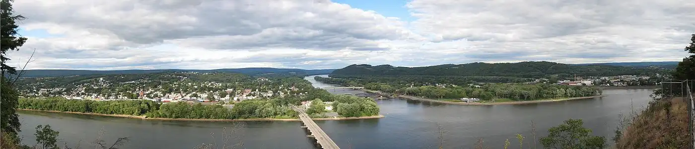 Panorama van Northumberland (links) met de samenvloeiing van de West Branch Susquehanna River (links) en de noordelijke tak van de Susquehanna River (midden), met de plaats Sunbury (geheel rechts). Gezien vanuit het Shikellamy State Park