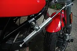 Aftermarket stuurdemper, gemonteerd op het frame en de voorvork