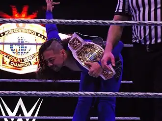 Shinsuke Nakamura met het oude riemontwerp die van 2011 tot 2019 het kampioenschap representeerde.