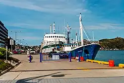 Twee schepen aan de kade