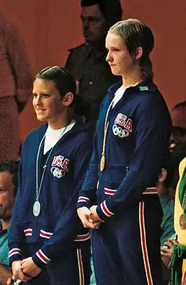 Shirley Babashoff en Sandy Neilson (rechts) bij de Olympische Spelen van 1972.