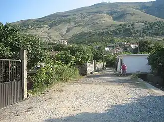 Straatbeeld met achteraan de flank van de Tarabosh