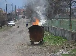 Een in brand staande vuilniscontainer