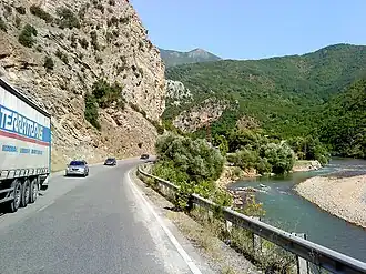 De Shkumbin, 5 km ten oosten van Elbasan