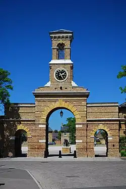 De Clock Tower van Horseshoe Barracks, Shoebury. Door de boog is de paradegrond, de oude kazerne en een deel van de legerplaats te zien