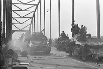 Filmopnamen van A Bridge Too Far in Deventer: Duitse soldaten trekken over de brug (18 mei 1976)
