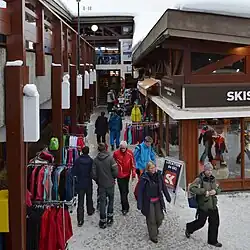 Winkelstraat in de Charvet-wijk