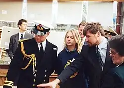 Uitleg en napraten met Prins Andrew en gevolg