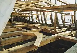 De legpuzzel met gaten voor de luiken