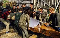 Zonder hulpmiddelen moest 't roerblad bij de kraan worden gebracht...