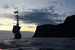 Bij lage zon wordt de kaap gerond op 31 augustus 2009 (foto vanuit de sloep)