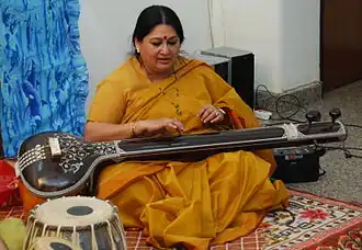 Shubha Mudgal speelt op de tanpura