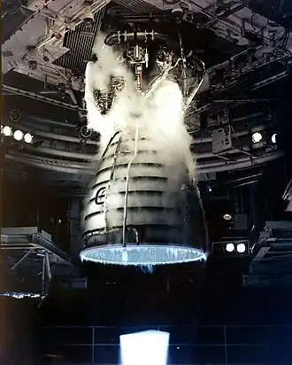 Space Shuttle hoofd motor test. De lichte plek onderaan de foto is een "mach diamond".