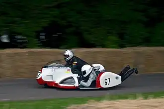 Colin Seeley en bakkenist Hugo Wilson tijdens een demo met een 1968-BMW-zijspancombinatie (Goodwood Festival of Speed 2012)