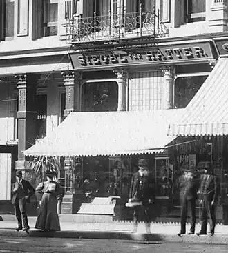 Siegel the Hatter aan de westzijde van Spring Street, net ten zuiden van First Street in het Nadeau Block (ca. 1905)