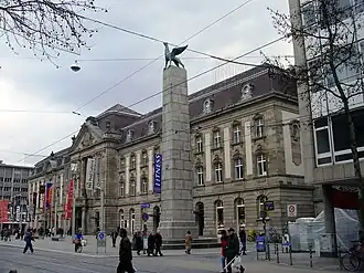 Gevel aan de Europaplatz met Leibgrenadier monument