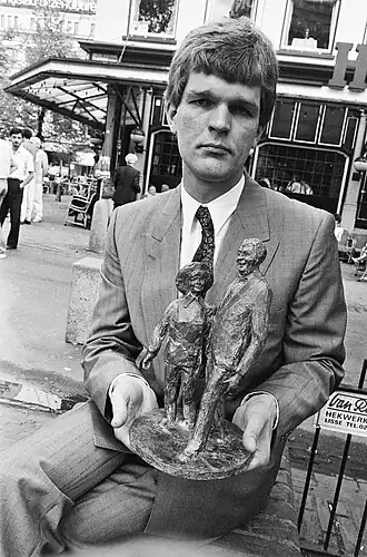 Bolhuis in 1986 op het Leidseplein in Amsterdam met een model voor het beeld van Wim Kan en Corry Vonk