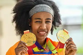 Sifan Hassan met haar twee gouden medailles, veroverd op de WK van 2019, Doha.