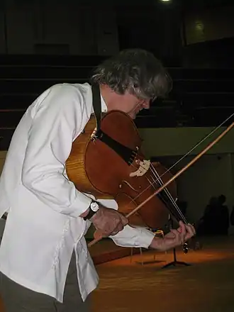 Sigiswald Kuijken met een viola da spalla, 2008