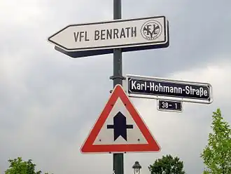 Wegwijzer naar VfL Benrath en straatnaambord van de Karl-Hohmann-strasse