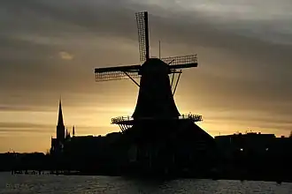 Silhouet van de molen bij avond