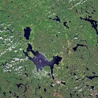 Satellietfoto. Orsasjön is linksboven, het grotere meer Siljan aan de onderkant