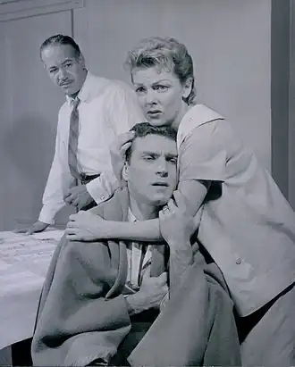v.l.n.r.: Frank Silvera, Peter Mark Richman en Vivian Blaine in Michael V. Gazzo's toneelstuk A Hatful of Rain in 1957