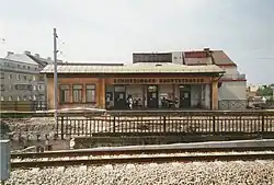 De spoorweghalte voor de komst van de metro.