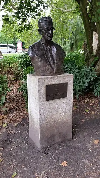 Buste Simon Carmiggelt (augustus 2018)