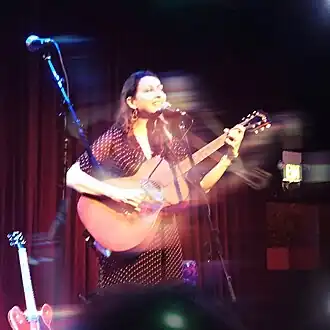 Simone White tijdens een optreden (2019)