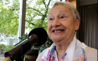 Actrice Simonne Peeters is te gast in de nostalgische podcast Akkerdjie (2024)