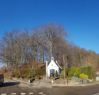 De kapel met het achterliggende hellingbos
