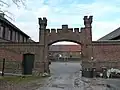 poort aan voorzijde met kantelen