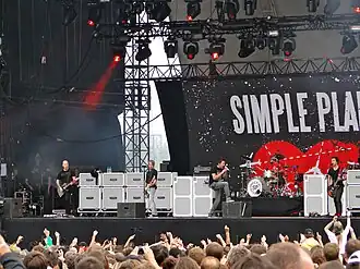 Simple Plan live op een concert in 2011.