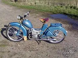 De SR2 (1957-1960) had forsere spatborden en kleinere velgen. De rubber achtervering zit verborgen achter het plaatwerk onder het zadel