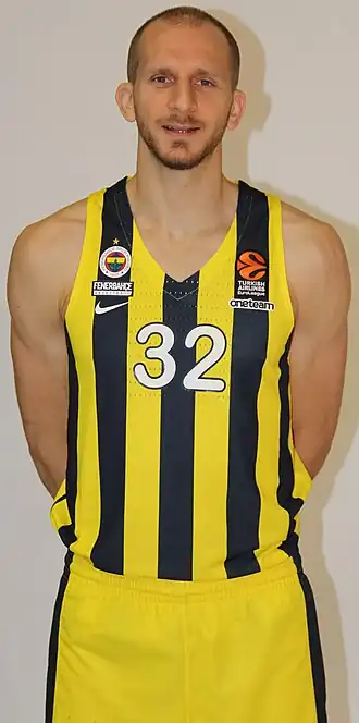 Sinan Güler in actie voor Fenerbahce Dogus.